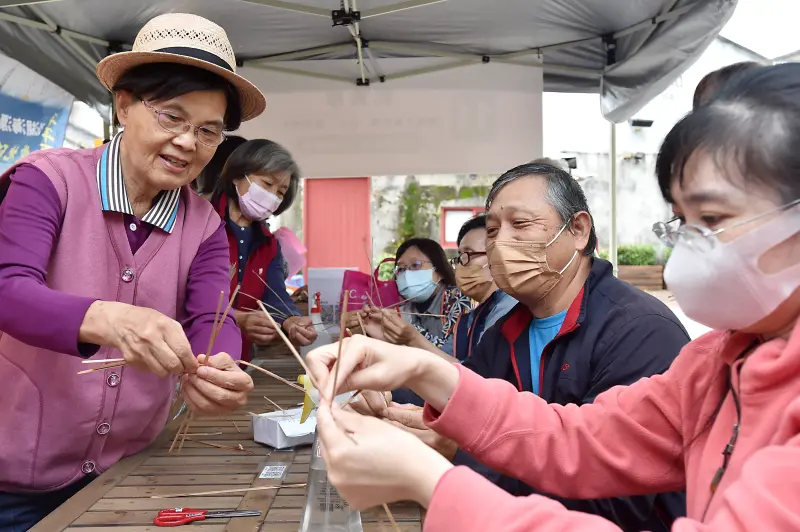▲長者領路，在躍老幸福市集帶領民眾體驗高齡生活樂趣。（圖／信義房屋提供）