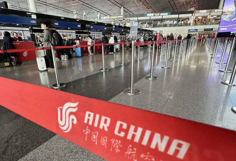 ▲中國為抵制日本，各大航空公司減少往返日本班機，許多中國留學生和遊客受到影響。圖為北京首都國際機場。（圖／美聯社／達志影像）