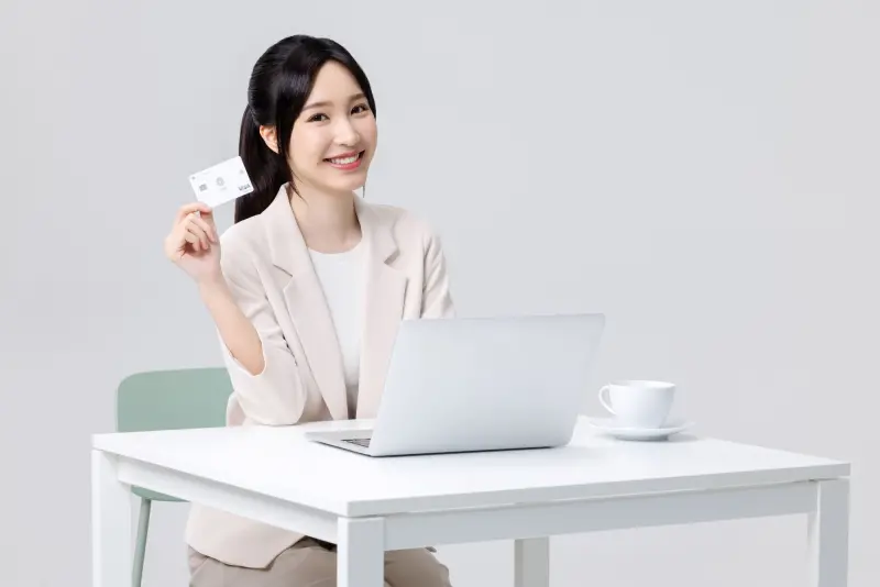 ▲將迎接2026年到來，國內銀行信用權益有哪些調整呢？國泰世華銀行今（12）日公布2026上半年CUBE信用卡權益，「集精選」權益擴增「充電停車」消費場域，於指定通路消費享2%至3.3%小樹點回饋。（圖／國泰世華銀行提供）