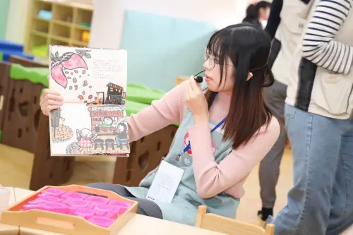 ▲東勢親子館提供的服務包括 0至6歲幼兒遊戲空間、親子活動、親職教育、托育諮詢、兒童發展篩檢及教玩具借閱等。（圖／市府提供）