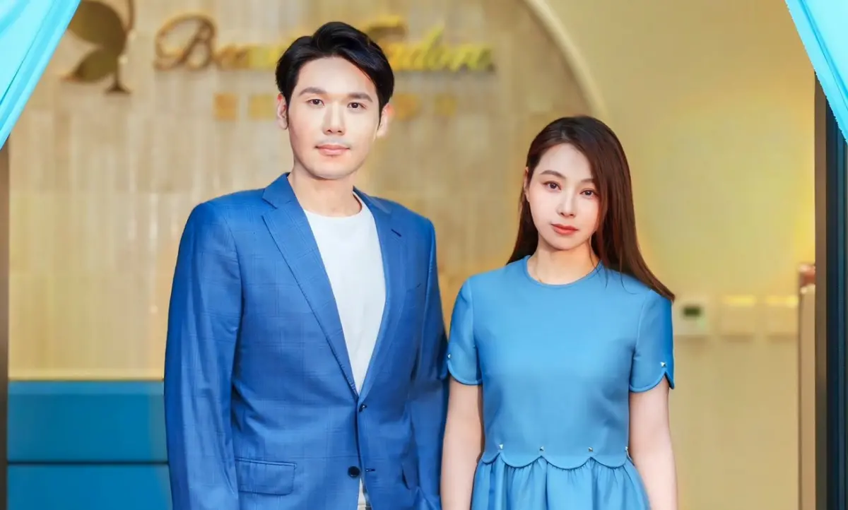 ▲陳怡蓉（右）首度推出竪屏短劇《記憶中的微笑》，回憶與金主老公薛博仁（左）愛情，還不忘叮嚀女兒：「談戀愛眼睛要睜大」。（圖／陳怡蓉的官方FB）