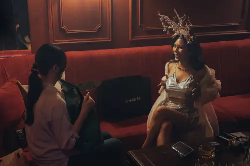 ▲艾怡良（右）在《整形過後》隆胸，要求醫師幫她做成「又大又挺又尖」。（圖／六魚文創提供）