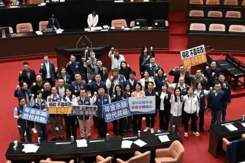 快訊／立院三讀「停砍公教年金」！回溯2024年起不再降所得替代率
