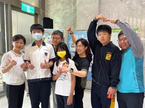 ▲卿雲慈善基金會今（12）日在台中烏日林新醫院舉辦頒獎典禮，頒發進步獎學金表揚近百名國中、小學學生，（圖／基金會提供）