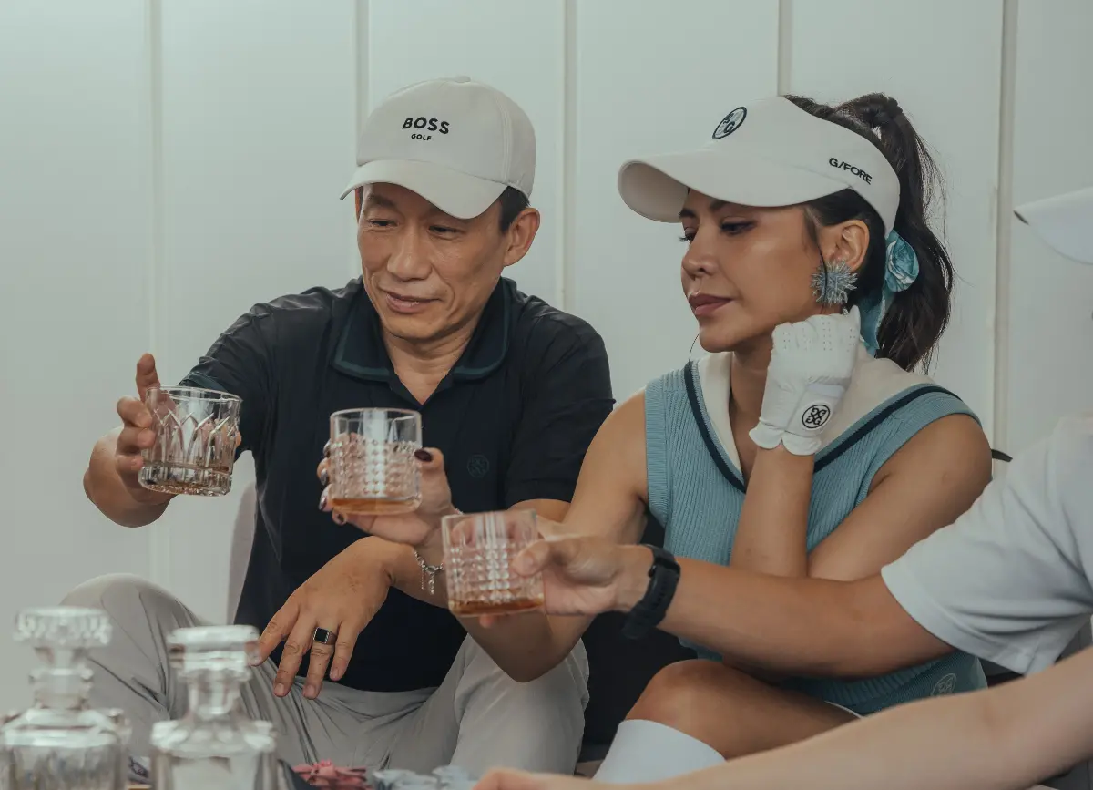 ▲艾怡良（右）在《整形過後》飾演酒店媽媽桑，不惜討好金主男友郭子乾（左）而隆乳。（圖／魚文創提供）