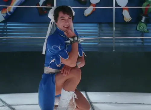 ▲成龍在《城市獵人》出現春麗的扮相，雖然並沒好看到哪，逗趣俏皮的模樣還算有點可愛。（圖／摘自IMDb）