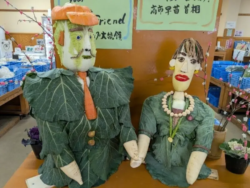 ▲日本農產銷售店使用各式蔬菜，製作出日本首相高市早苗與美國總統川普10月會面握手的場景。（圖／擷取自fukuno-sato.com）