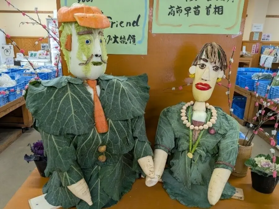 「蔬菜版」川普與高市早苗握手了！日本農產店秀鬼斧神工