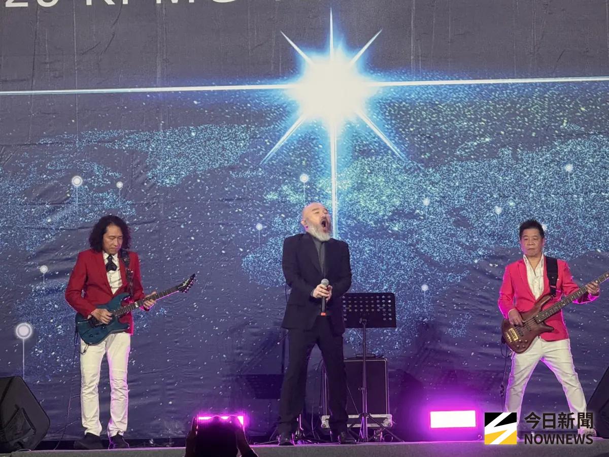 直擊／辛龍首度現身！痛失劉真消失演藝圈5年 復出尾牙演出