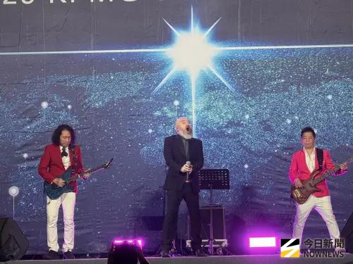 直擊／辛龍首度現身！痛失劉真消失演藝圈5年　復出尾牙演出
