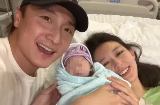 方力申當爸了！葉萱淚崩生女兒 他親剪臍帶心疼喊：媽媽好偉大