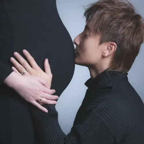 ▲方力申（右）曾曬出老婆葉萱的孕肚照。（圖／方力申IG@alexfongliksun）