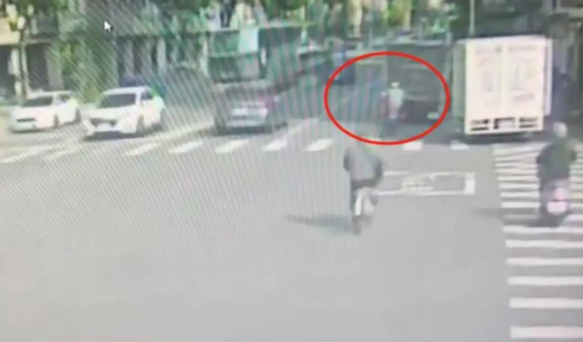 撞擊畫面曝光！高雄資深警追詐騙車手 自撞違停小貨車斷魂