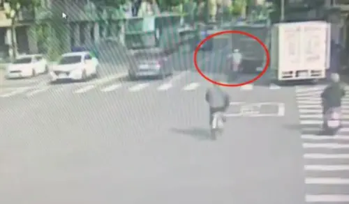 撞擊畫面曝光！高雄資深警追詐騙車手　自撞違停小貨車斷魂
