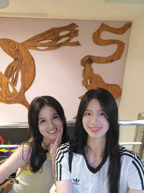 ▲Mareen（右）從小讀書沒有補習，成績完全不用呂文婉操心。（圖／呂文婉get in TOUCH臉書）