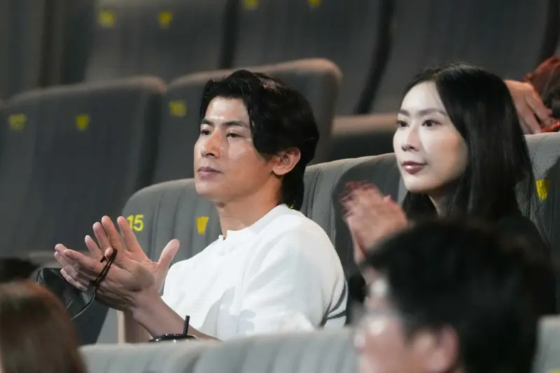 ▲統一獅球星陳傑憲（左）今日搶先看紀錄片《冠軍之路》，他感性透露，謝謝電影團隊很用心去拍攝這個紀錄片。（圖／統一獅提供）