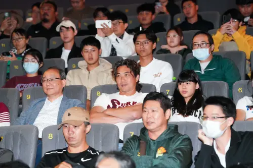 ▲林岳平（中）、蘇泰安（左）搶先看紀錄片《冠軍之路》，林岳平表示，看完後讓他想起在12強的關鍵決策。（圖／統一獅提供）