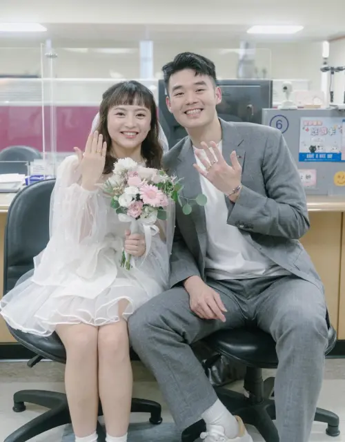 ▲王齊麟（右）和陳詩媛今年6月10日登記完婚。（圖／王齊麟/Wang Chi Lin臉書）