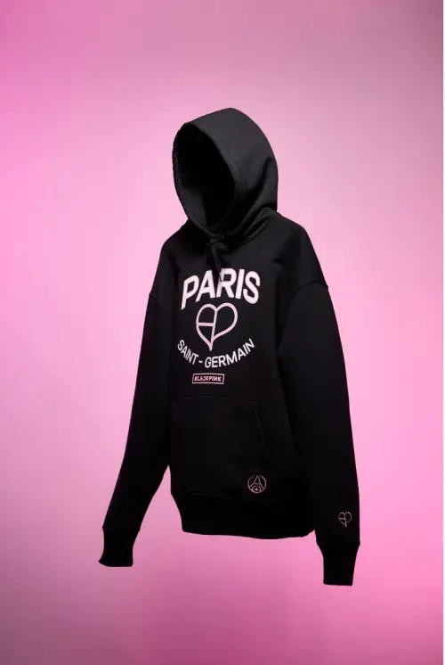 ▲「BLACKPINKXFANATICS」巴黎聖日爾曼帽T（愛心/黑），NT.4300。（圖／天擎公關提供）