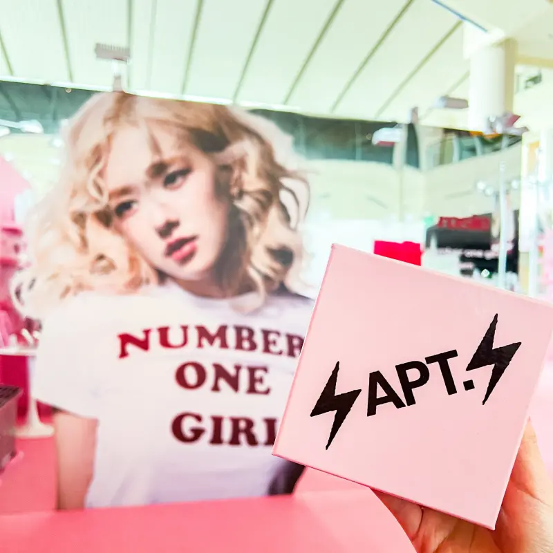 ▲Rosé個人快閃店「rosie POP-UP STORE」登陸台北SOGO復興館，作為全球最終站，展期只到12月15日。（圖／SOGO百貨臉書）