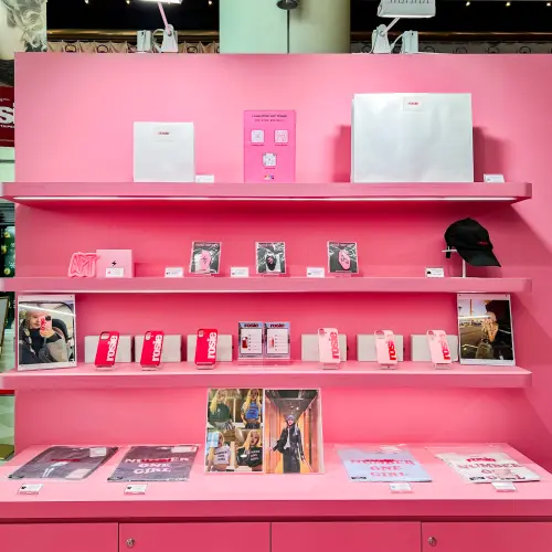 ▲滿滿的 Rosé 現量周邊。（圖／SOGO百貨臉書）