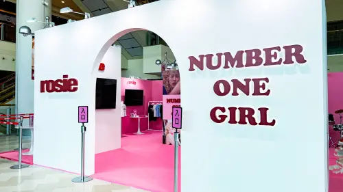 ▲Rosé 快閃店只剩3天，今明兩天憑號碼牌入場，最後一天（12/15）無須號碼牌，11:00 後直接至 9F 現場排隊，視人潮狀況管制入場。（圖／SOGO百貨臉書）