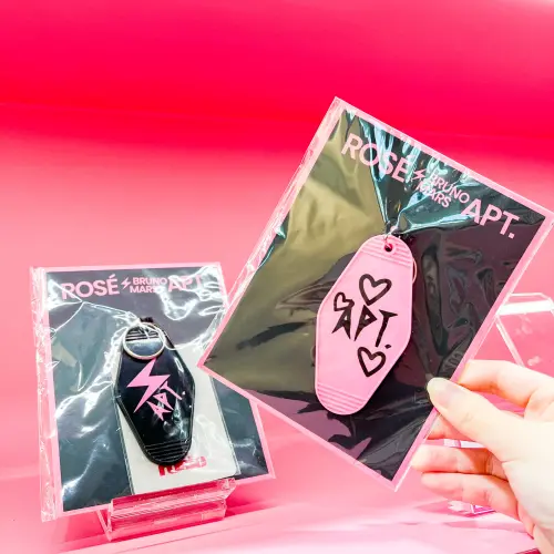 ▲滿滿的 Rosé 現量周邊。（圖／SOGO百貨臉書）