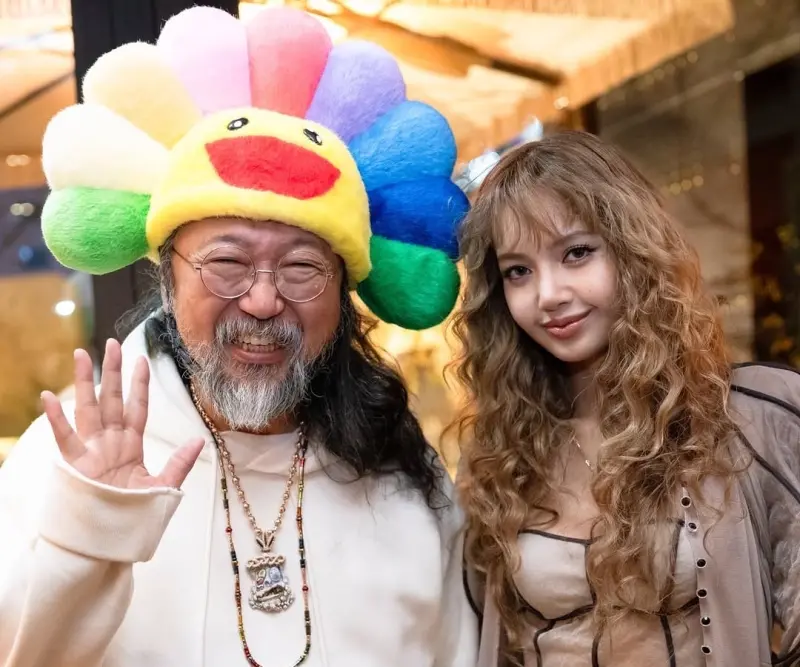 ▲BLACKPINK聯名運動品牌推出台北快閃店掀起熱議；日本當代藝術家村上隆合照Lisa（右）一曝光，粉絲也希望後者能再合作推出限定商品。（圖／IG@takashipom）