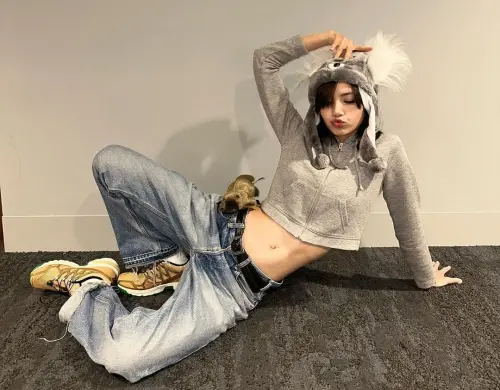 ▲Salomon成為許多名人時尚穿搭單品，例如南韓女團BLACKPINK成員LISA就曾穿著它街拍。（圖／IG@lalalalisa_m）