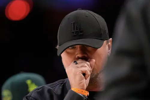 ▲李奧納多狄卡皮歐平常私人時間外出時，就喜歡用帽子把自己的臉遮住一大半，避免被太多人認出來。（圖／美聯社／達志影像）