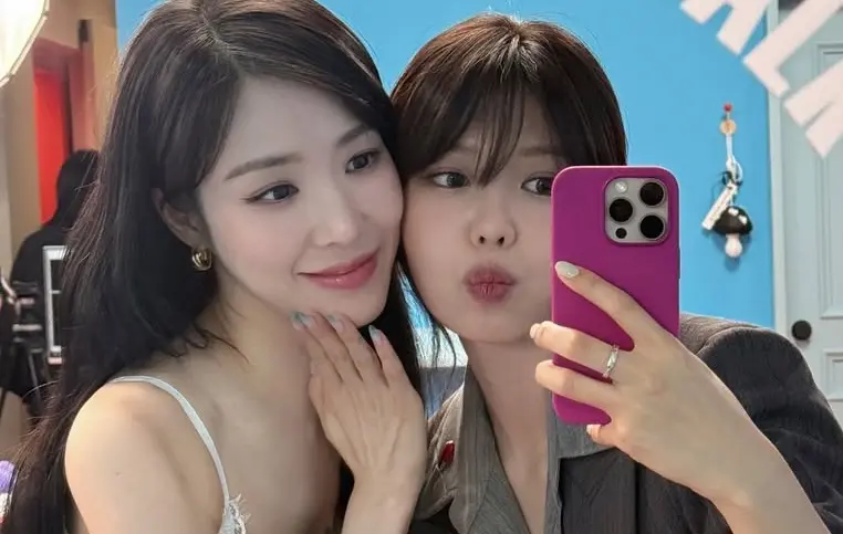 ▲少女時代成員驚爆婚訊，竟不是熱戀鄭敬淏13年、狂被催婚的秀英（右），而是突然殺出來的Tiffany（左），在今（13）日搶先爆出與卞耀漢的婚訊。（圖／Tiffany IG@tiffanyyoungofficial）