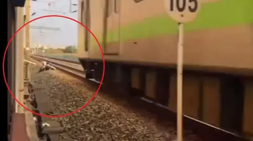 趴地翻滾畫面曝！桃園情侶站在鐵軌上爆口角　 路人嚇壞按緊急鈕
