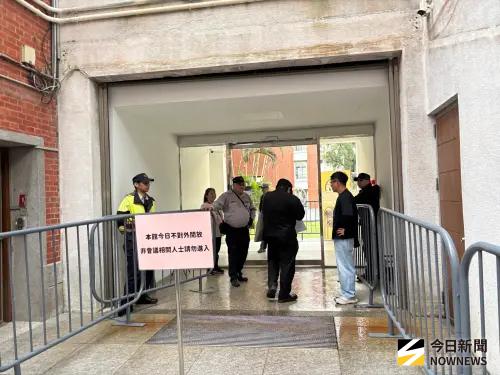 ▲高教工會與台大校內外社團學生在陳文章校長續任投票所舉行的會議現場，要求台大校長陳文章具體回應工會與新月台員工提出的訴求。（圖／記者李青縈攝）