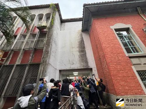 ▲高教工會與台大校內外社團學生在陳文章校長續任投票所舉行的會議現場，要求台大校長陳文章具體回應工會與新月台員工提出的訴求。（圖／記者李青縈攝）