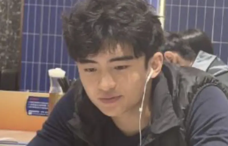 ▲謝霆鋒與張柏芝的大兒子Lucas（如圖），被網友偶遇偷拍，但長相卻引發網友熱議，有不少人覺得他帥氣，卻也有人堅持他長得不如爸媽、讓人失望，還有人把謝霆鋒的女友王菲也拉進來討論。（圖／摘自 橘子娛樂微博）