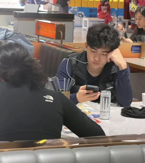 ▲Lucas（右）在餐廳聽音樂、滑手機，網友卻在討論他的長相有沒有遺傳到爸媽的優點。（圖／摘自 橘子娛樂微博）