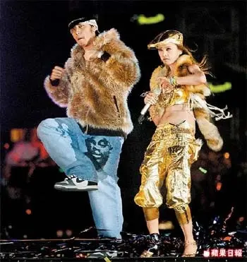 ▲眼尖網友更翻出周杰倫、蔡依林多年前在「雙J演唱會」的合影照，當時周董就穿著極為類似的毛皮大衣。（圖／翻攝Threads）