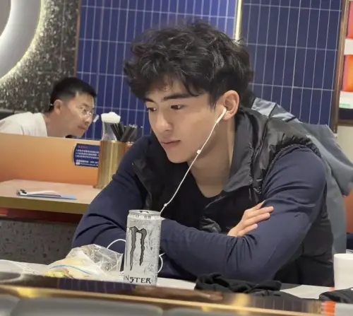 ▲仍有網友覺得Lucas長得帥，認為在人群中明顯出眾。（圖／摘自 橘子娛樂微博）