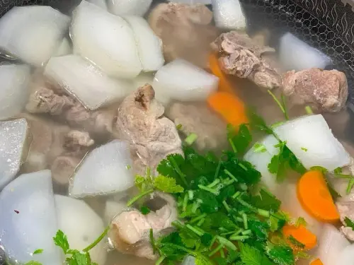 ▲蘿蔔排骨湯怎麼煮才好喝？內行公開「懶人煮法」，就是用大同電鍋，湯頭濃郁、骨肉分離，還不用顧火。（圖／家常菜臉書）