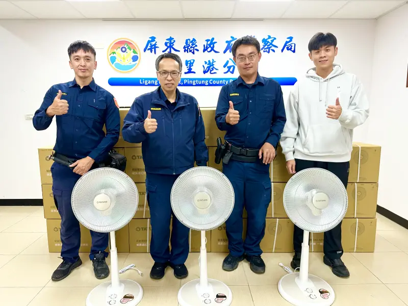 ▲里港警友副主任林錦坤致贈電暖器給分局執勤員警，由分局長邱逸樵（左2）代表分贈。（圖／記者莊全成翻攝）