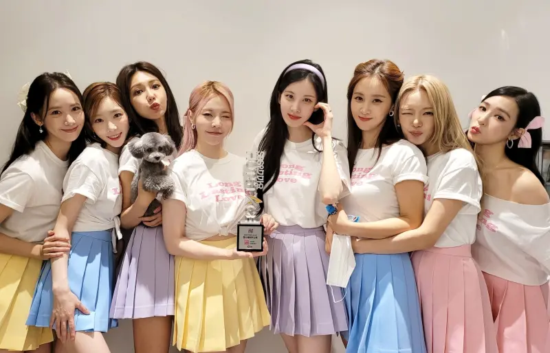 ▲少女時代有多紅，在2009年以〈Gee〉爆紅後，陸續打進日本、美國市場，超人氣讓她們獲封「女帝」，不料之後Jessica退出重創團體，但少女時代依舊努力活動，至今仍維持一線女團地位。（圖／소녀시대(Girls Generation)FB）