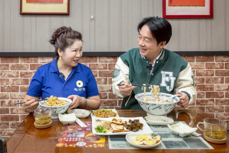 ▲賴清德近日前往位於台北市中山區的「開封包公府私房麵館」，老闆郭明華來自中國河南開封。（圖／賴清德臉書）