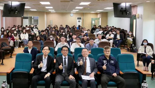 ▲南服中心副執行長謝文斌 (前排右起)、政務委員林明昕、國立高雄大學法學院院長吳俊毅與學子們齊聚一堂。（圖／行政院南服中心提供）