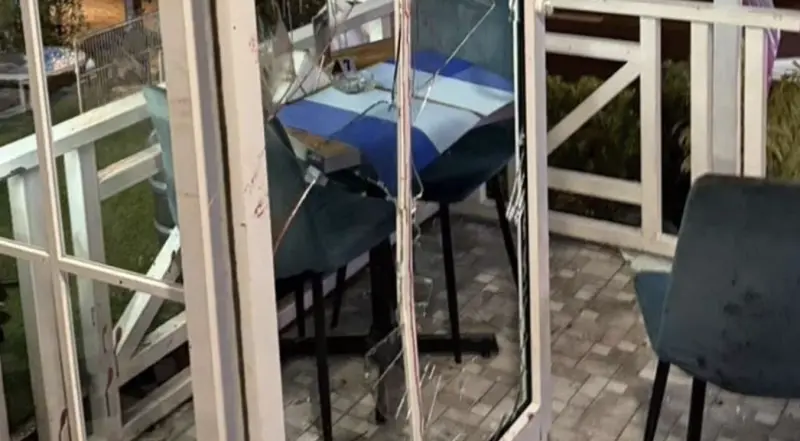 ▲泰國普吉島卡倫區一間餐廳發生罕見意外，一名澳洲籍男子疑似誤撞玻璃門受重傷，送醫前因失血過多身亡。（圖／翻攝自The Thaiger）