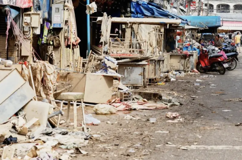 ▲泰國南部合艾市歷經嚴重洪災後，政府動員軍方與各部會投入清理行動，街道與住宅區逐步恢復原貌。（圖／美聯社／達志影像）