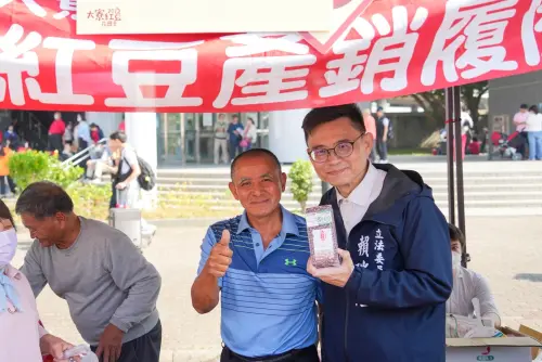 ▲立委賴瑞隆前往大寮紅豆花田季，盛讚大寮紅豆是高雄引以為傲的農特產之一。（圖／立委賴瑞隆辦公室提供）