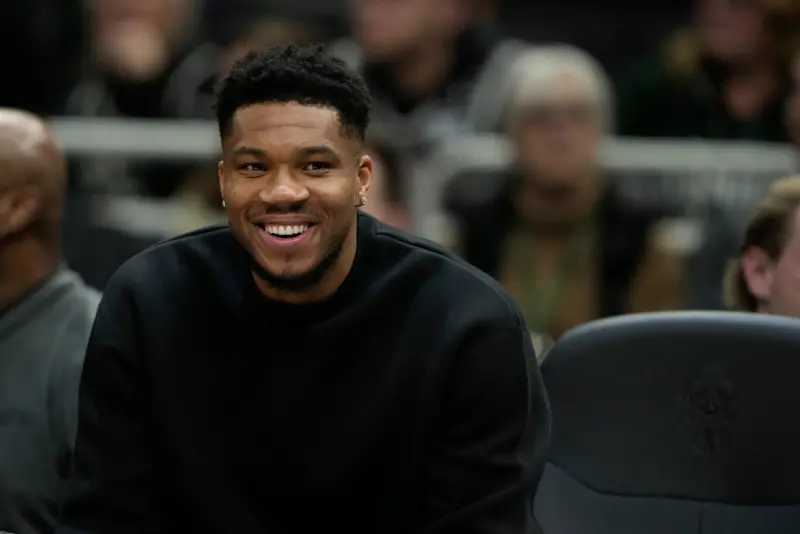 ▲「字母哥」阿德托昆博（Giannis Antetokounmpo）與老東家公鹿傳出將分道揚鑣，但球團向各隊表明，他們並不會主動交易字母哥，除非他本人高喊賣我。（圖／美聯社／達志影像）