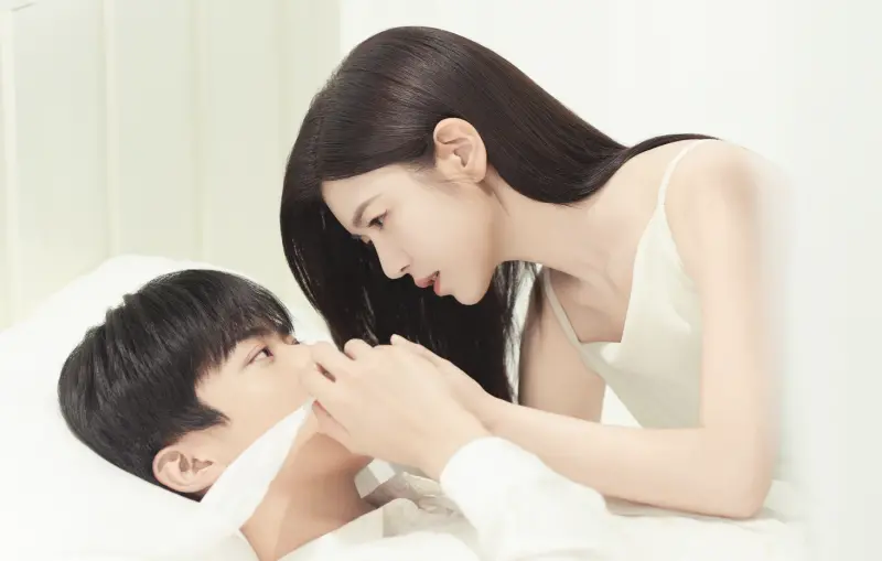 ▲2025 10大陸劇回顧，目前熱播的《狙擊蝴蝶》由陳妍希（右）搭檔小19歲周柯宇（左）合作演出，劇中有許多甜蜜吻戲，不過因廣電嚴禁「早戀」描寫，有許多高甜吻戲被刪。（圖／翻攝自微博@電視劇狙擊蝴蝶）