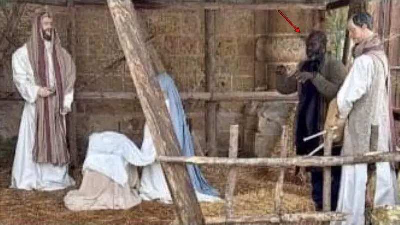 ▲義大利1名通緝犯，近日被發現藏身在一處耶誕布景中，遭1名眼尖的鎮長識破並就逮。（圖／翻攝自臉書）