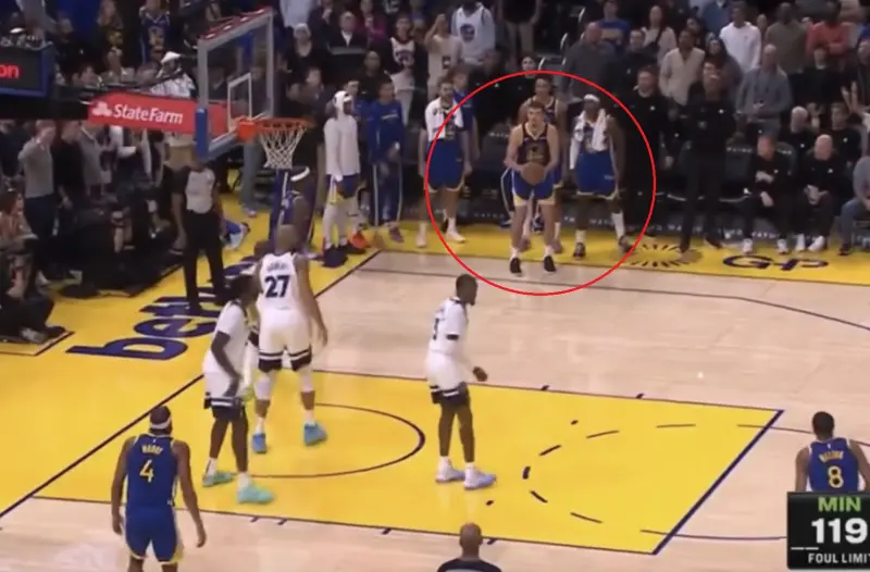 ▲NBA勇士年輕中鋒波斯特（Quinten Post）關鍵時刻於三分線外大空檔，卻瞄準籃框將近2秒才出手，宛如時間暫停，最後球還彈框而出，讓球迷全看傻眼。（圖／取自Youtube）